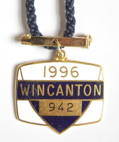 1996 Wincanton horse racing club badge