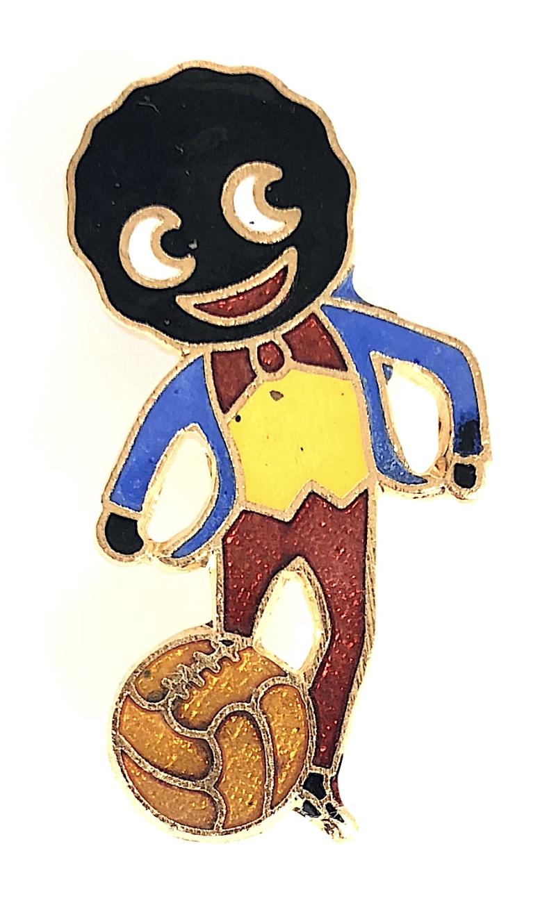 Robertsons 1970s Golly footballer advertising badge R.E.V. Gomm