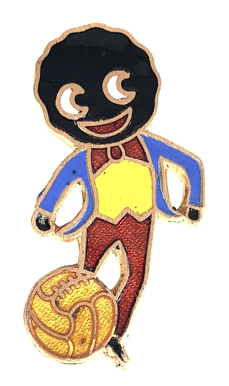 Robertsons 1970s Golly footballer advertising badge R.E.V. Gomm