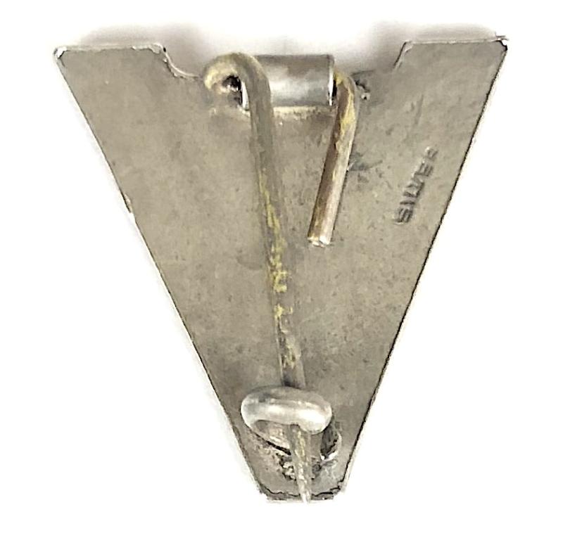 WW2 Churchills V For Victory patriotic silver & enamel home front badge