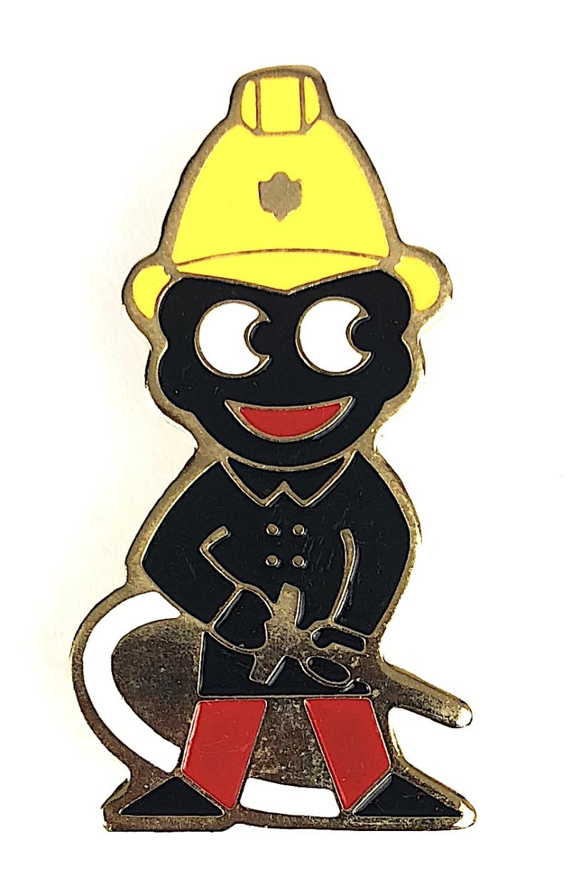 Robertsons 1980 Golly Fireman advertising badge long hose nozzle