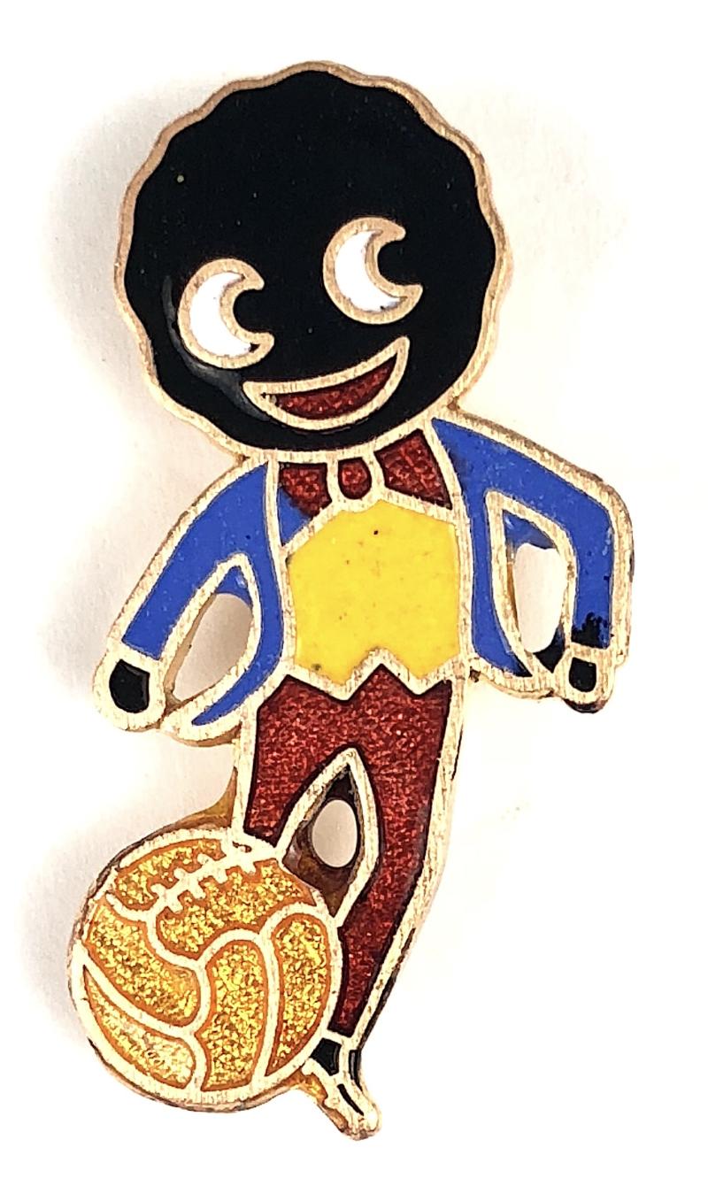 Robertsons 1970s Golly footballer advertising badge R.E.V. Gomm