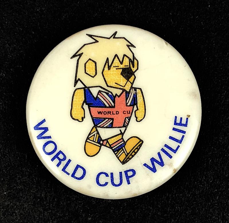 World Cup Willie 1966 lion mascot tin button badge